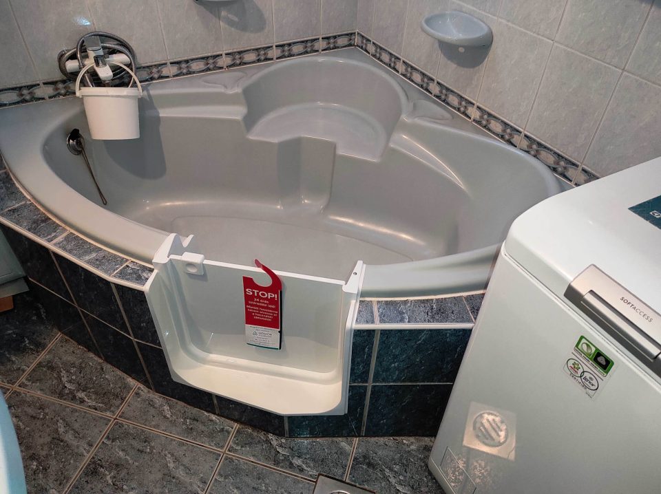 UDOOR fürdőkádajtó beépítés sarokkádra